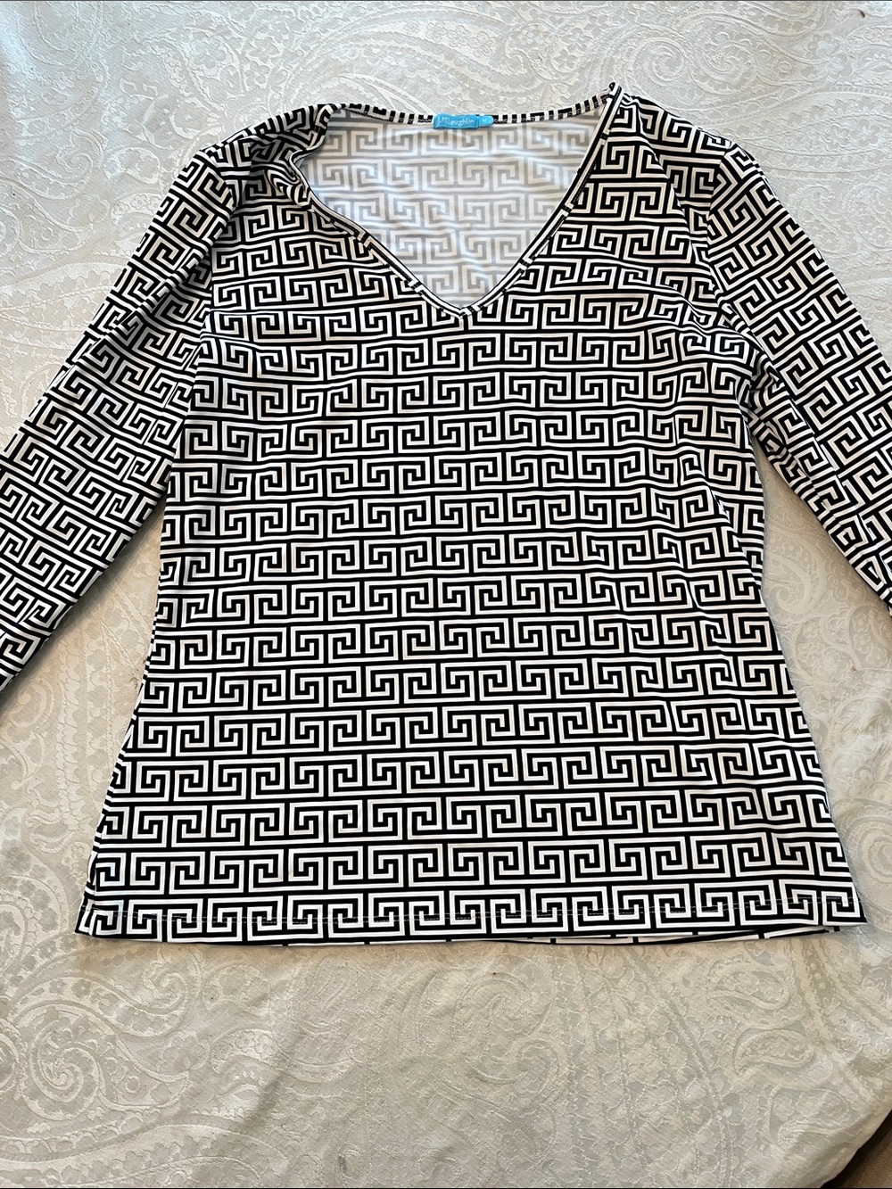 J. McLaughlin Black & White Size Medium Geometric V-Neck Long Sleeve Top